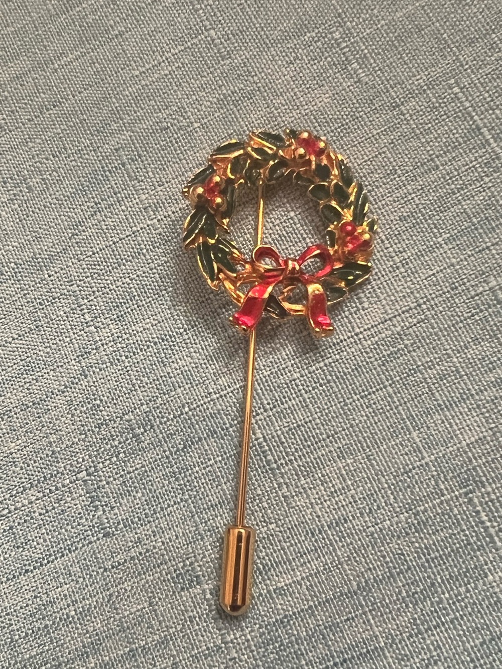 Vintage enamel on gold wreath stick pin